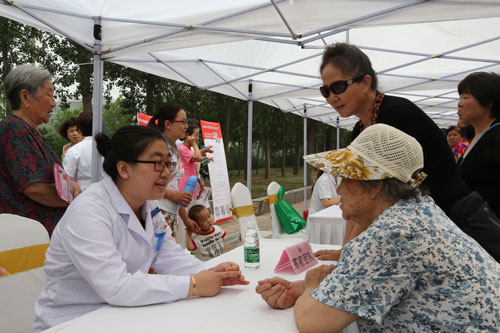 北京中醫(yī)藥大學東直門醫(yī)院高穎領軍團隊正在為居家義診咨詢
