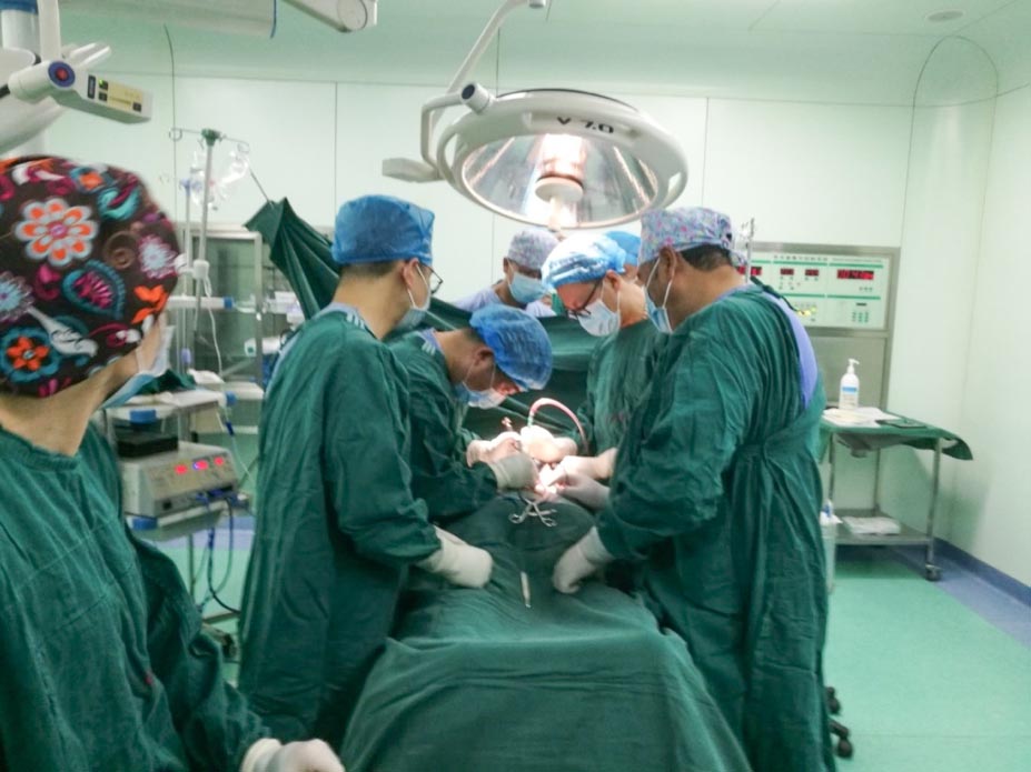 3，與援疆同事合作開展脊柱手術(shù).jpg